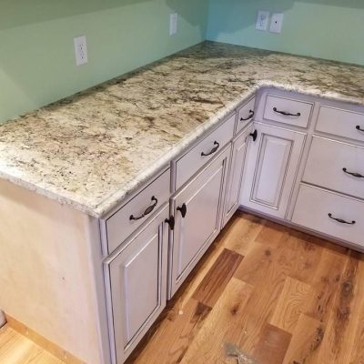 https___cms.countertop.agency_uploads_sienna_bordeaux_granite_kitchen_countertops_traditional_white_cabinetry_69020dc8e6